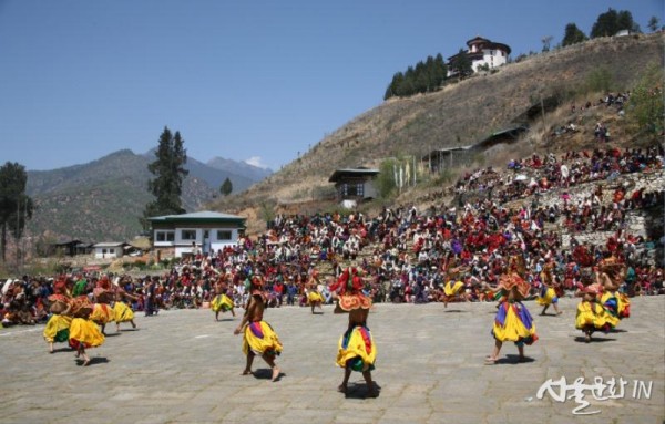 부탄의 다메체의 가면북춤.jpg
