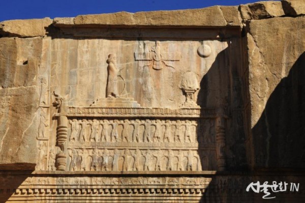 페르세폴리스 73 왕묘에 새겨진 조로아스터교의 아후라 마즈다의 상징.jpg